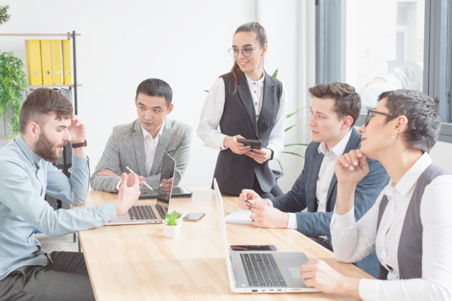 Finanzanalyse Arbeitsplatz mit modernen Tools und Dokumenten